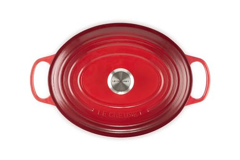 Olla oval Le Creuset Cerise interior arenoso: favorece caramelización sin pegarse.