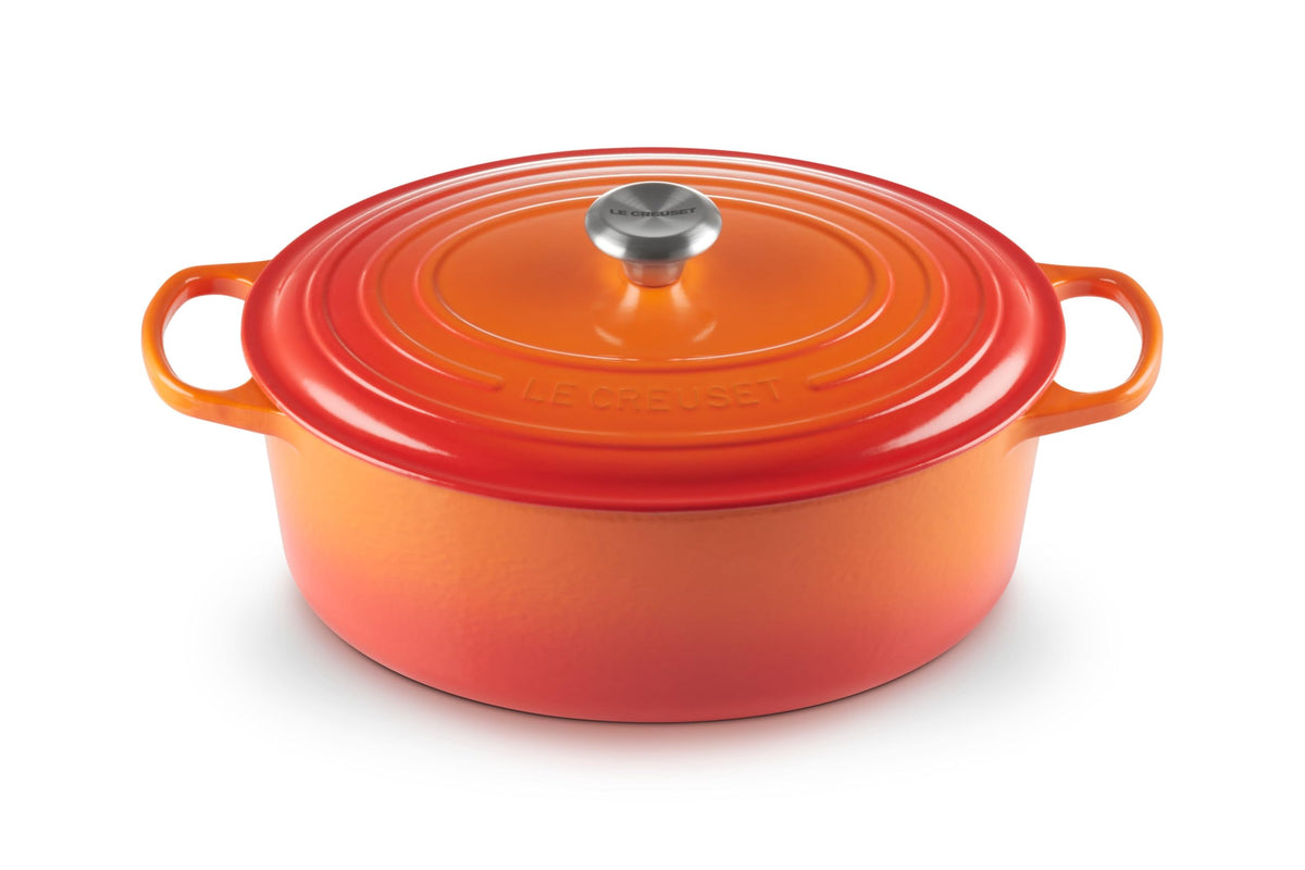 Le Creuset olla oval esmaltada exterior para retener calor y sabor.