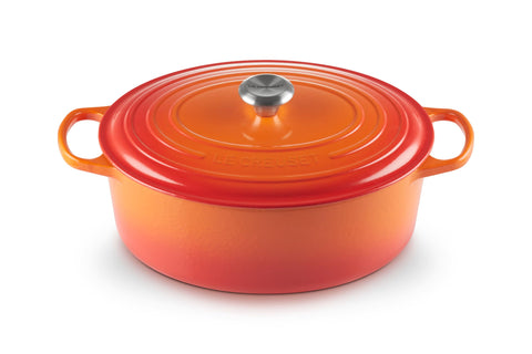 Le Creuset olla oval esmaltada exterior para retener calor y sabor.