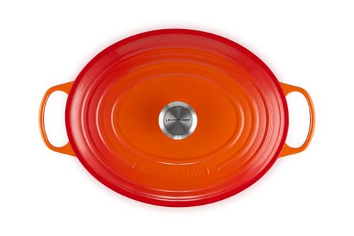 Le Creuset olla oval esmaltada interior clara para monitorizar la cocción.