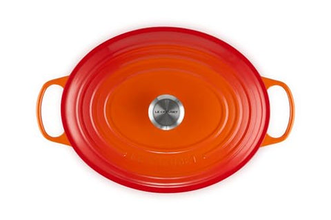 Le Creuset olla oval esmaltada interior clara para monitorizar la cocción.