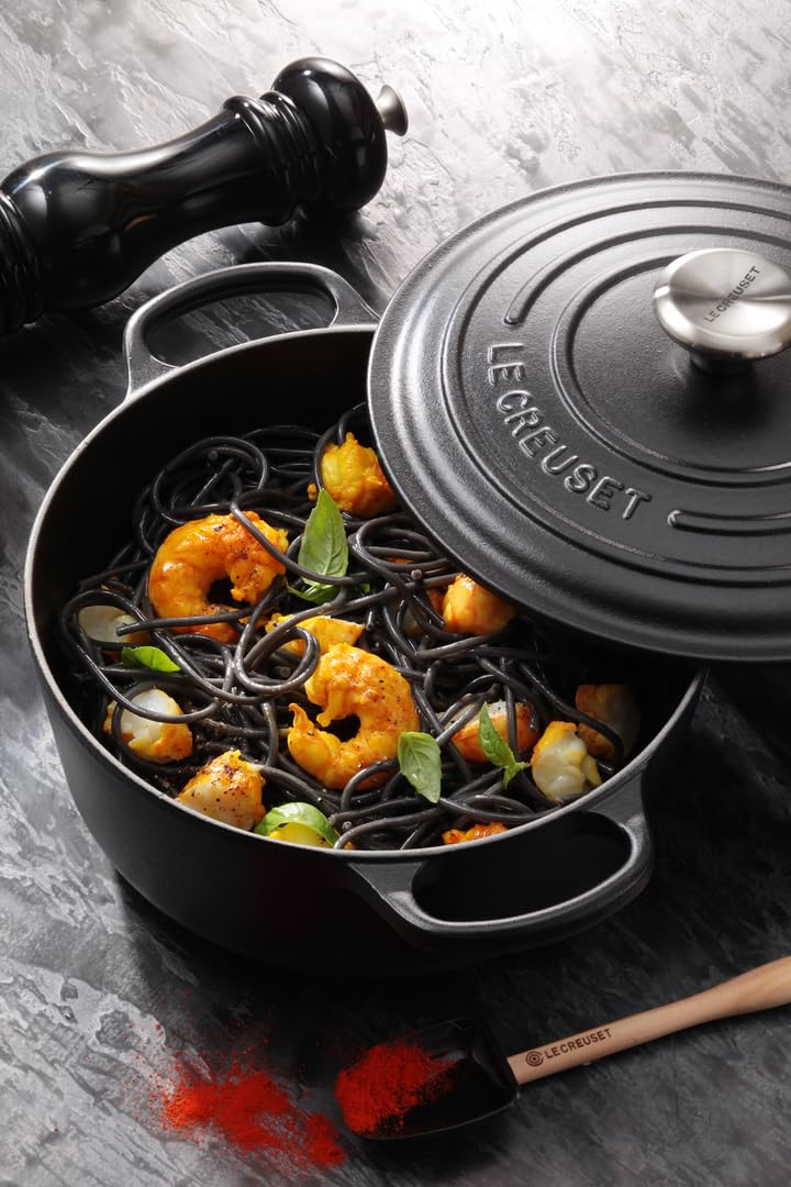 Olla para cocinas de inducción de Le Creuset Licorice.