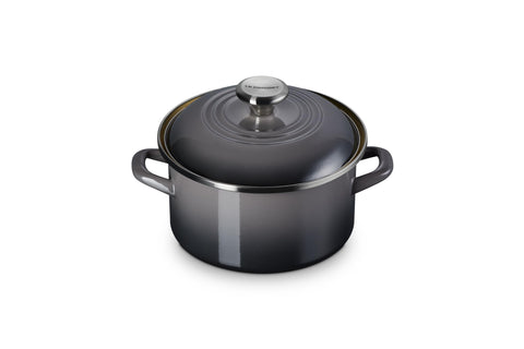 Le Creuset olla pequeña esmaltada, vista exterior en color ostra, ideal para calentamientos rápidos.