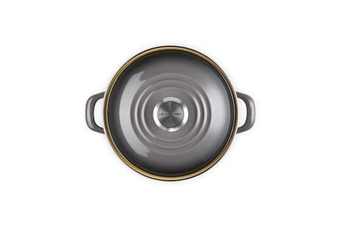 Le Creuset olla pequeña esmaltada, interior suave, facilita limpieza y sabor neutro.