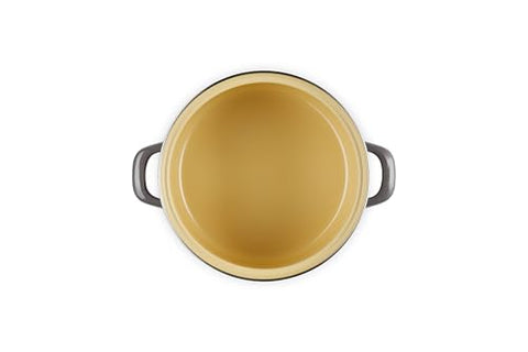 Le Creuset olla pequeña esmaltada, tapa con borde de acero inoxidable para mayor durabilidad.