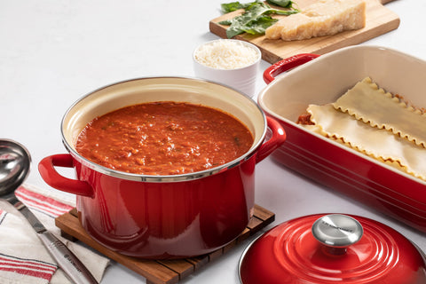 Acabado cerise esmaltado: Le Creuset Olla Petite resistente a manchas y rayones.
