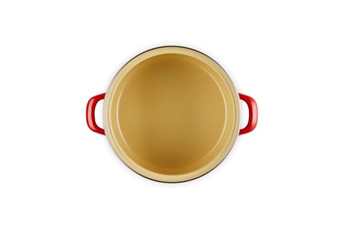 Interior esmaltado de Le Creuset Olla Petite Cerise evita sabores no deseados.