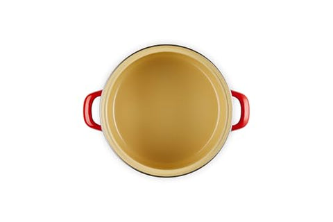 Interior esmaltado de Le Creuset Olla Petite Cerise evita sabores no deseados.