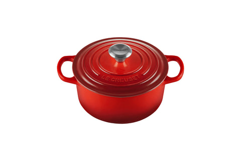 Le Creuset olla redonda cerise, vista frontal, ideal para hervir y dorar de forma uniforme.