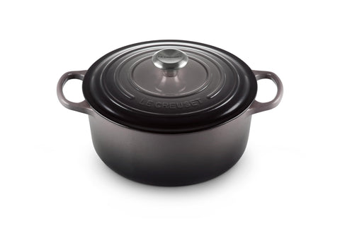La olla Le Creuset redonda esmaltada Oyster muestra cocción uniforme.