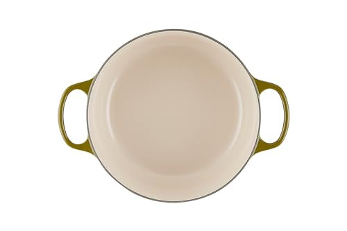 Interior esmaltado claro de Le Creuset Olive para vigilar la cocción con facilidad.