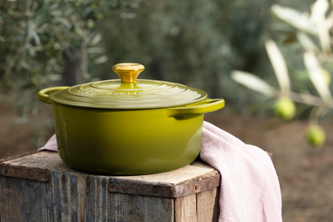 Le Creuset Olive preparando guisos y estofados sabrosos en la cocina.