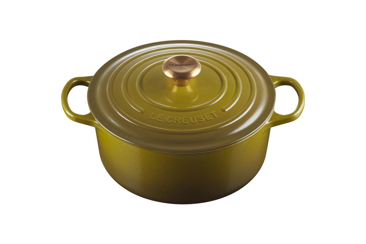 Olla Le Creuset Signature en Olive, vista general, distribución de calor uniforme para guisos.
