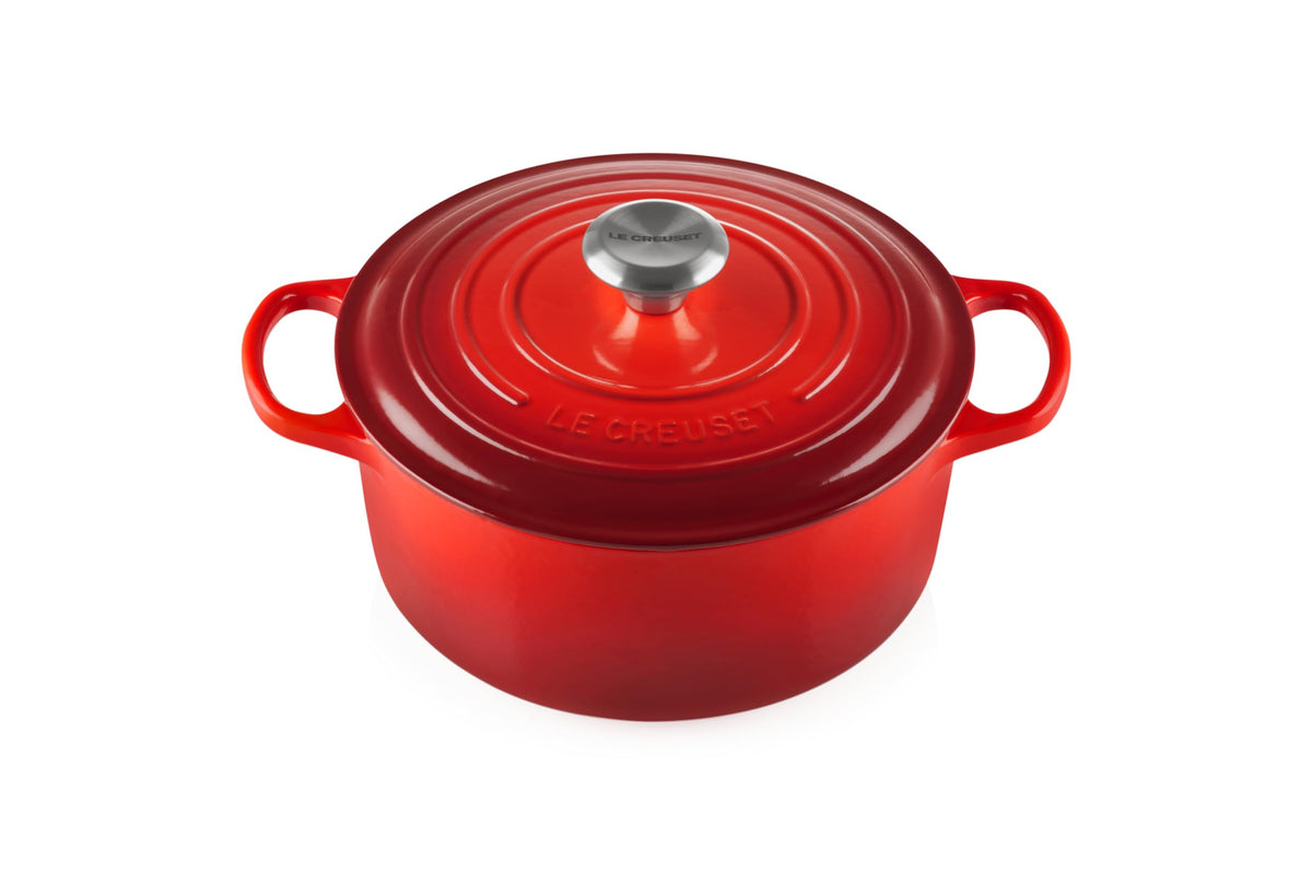 Olla Le Creuset cerise vista frontal con distribución uniforme del calor para guisos