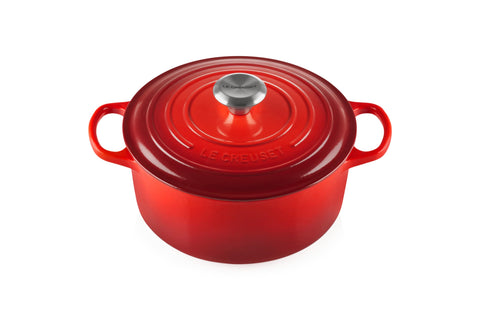 Olla Le Creuset cerise vista frontal con distribución uniforme del calor para guisos