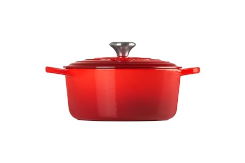 Interior esmaltado de Le Creuset cerise para caramelizar sin pegar