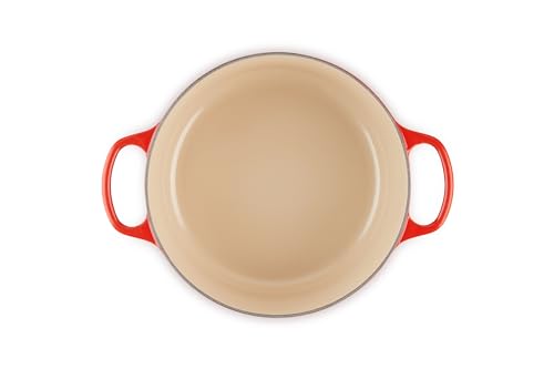 Olla Le Creuset cerise con mangos amplios para un agarre cómodo