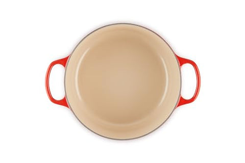 Olla Le Creuset cerise con mangos amplios para un agarre cómodo