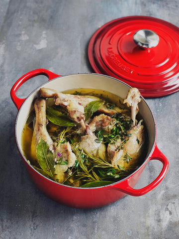 Olla Le Creuset cerise lista para servir en mesa con estilo