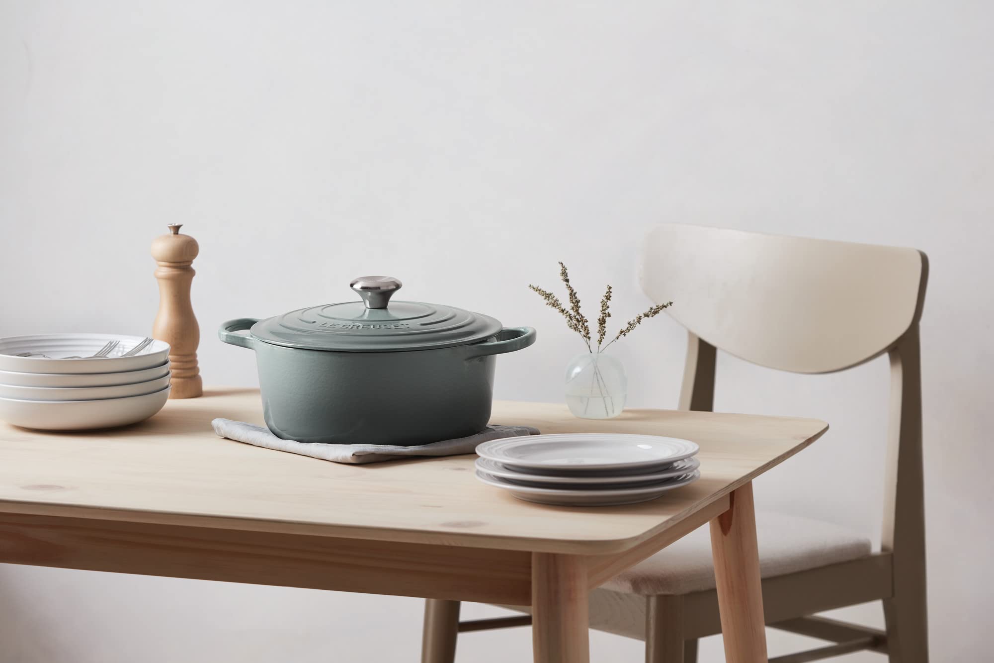 Olla Le Creuset servida en la mesa con estilo y color Sal Marina