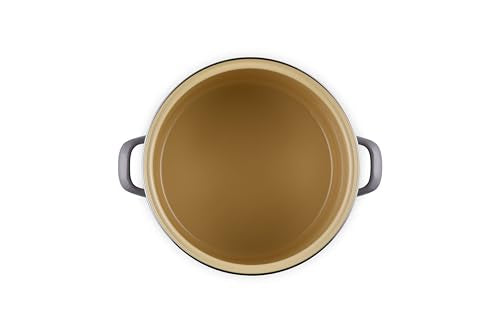 Borde de acero inoxidable Le Creuset para durabilidad.