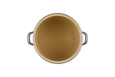 Borde de acero inoxidable Le Creuset para durabilidad.