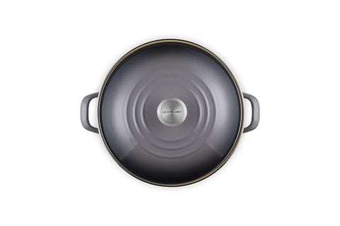 Pomo de acero inoxidable Le Creuset para manejo seguro.