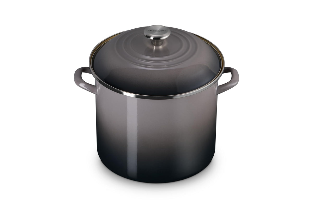 Olla Le Creuset de 12 qt Oyster, vista frontal, hervido rápido.