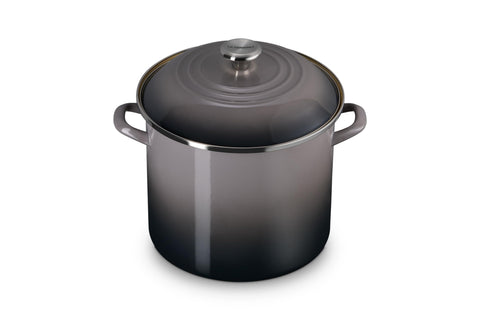Olla Le Creuset de 12 qt Oyster, vista frontal, hervido rápido.