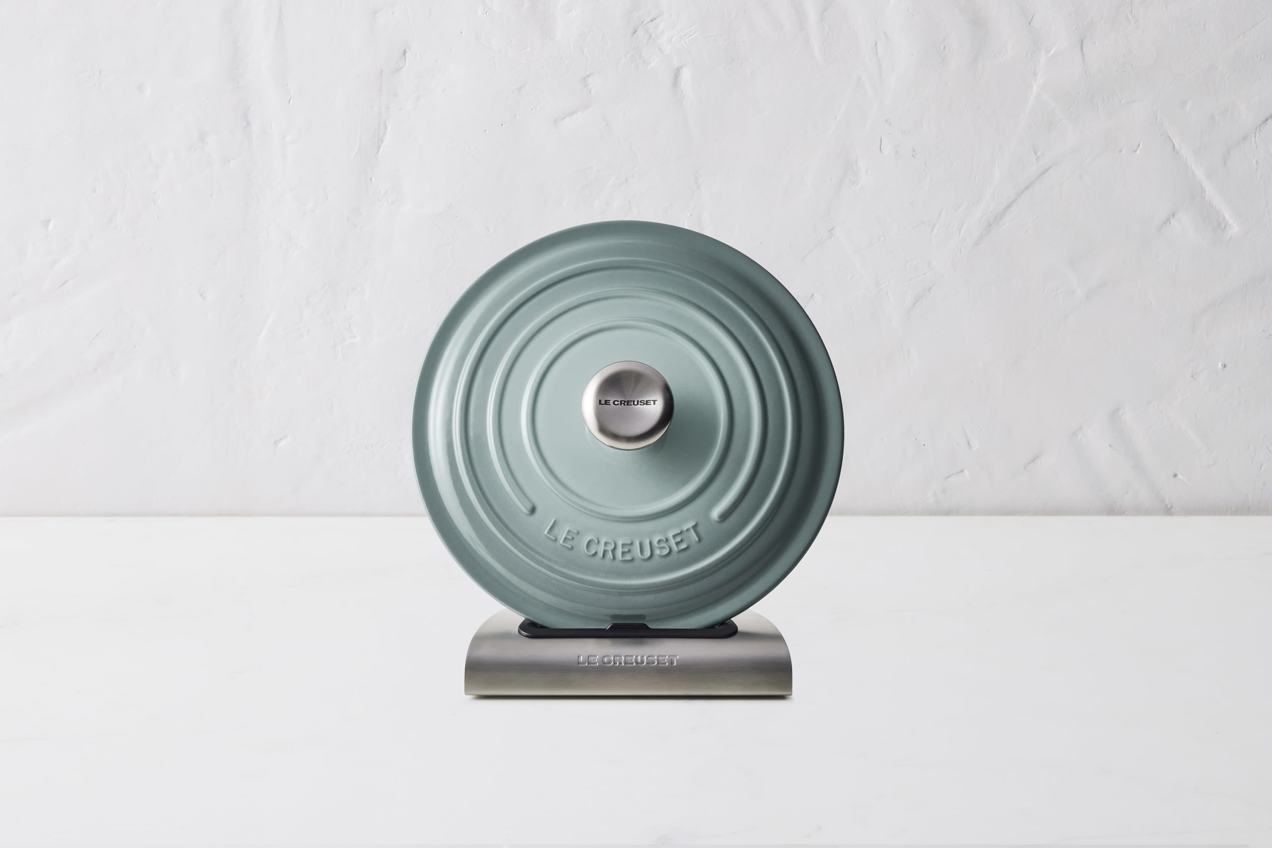 Le Creuset base con pies de silicona protege encimeras y cocinas.