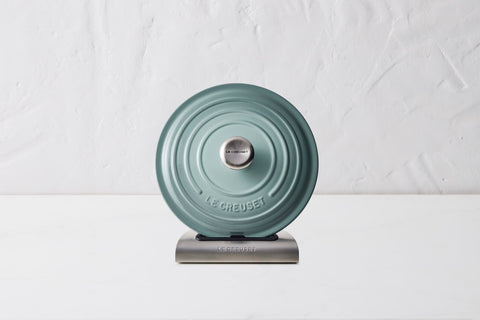 Le Creuset base con pies de silicona protege encimeras y cocinas.