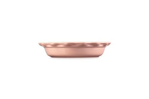 Le Creuset plato Heritage visto en ángulo lateral para porciones limpias