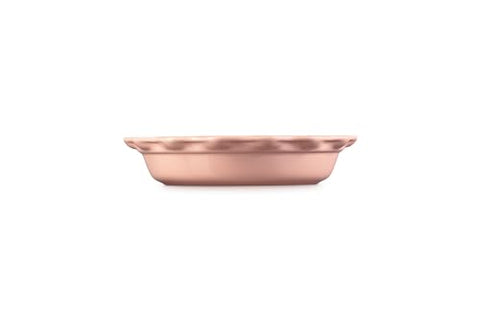 Le Creuset plato Heritage visto en ángulo lateral para porciones limpias