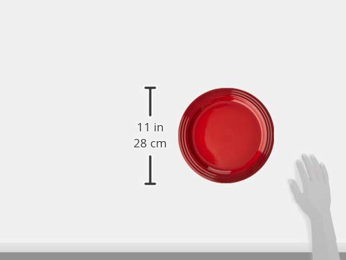 Le Creuset plato-cena cerise 10,5 pulg; acabado no poroso evita manchas.