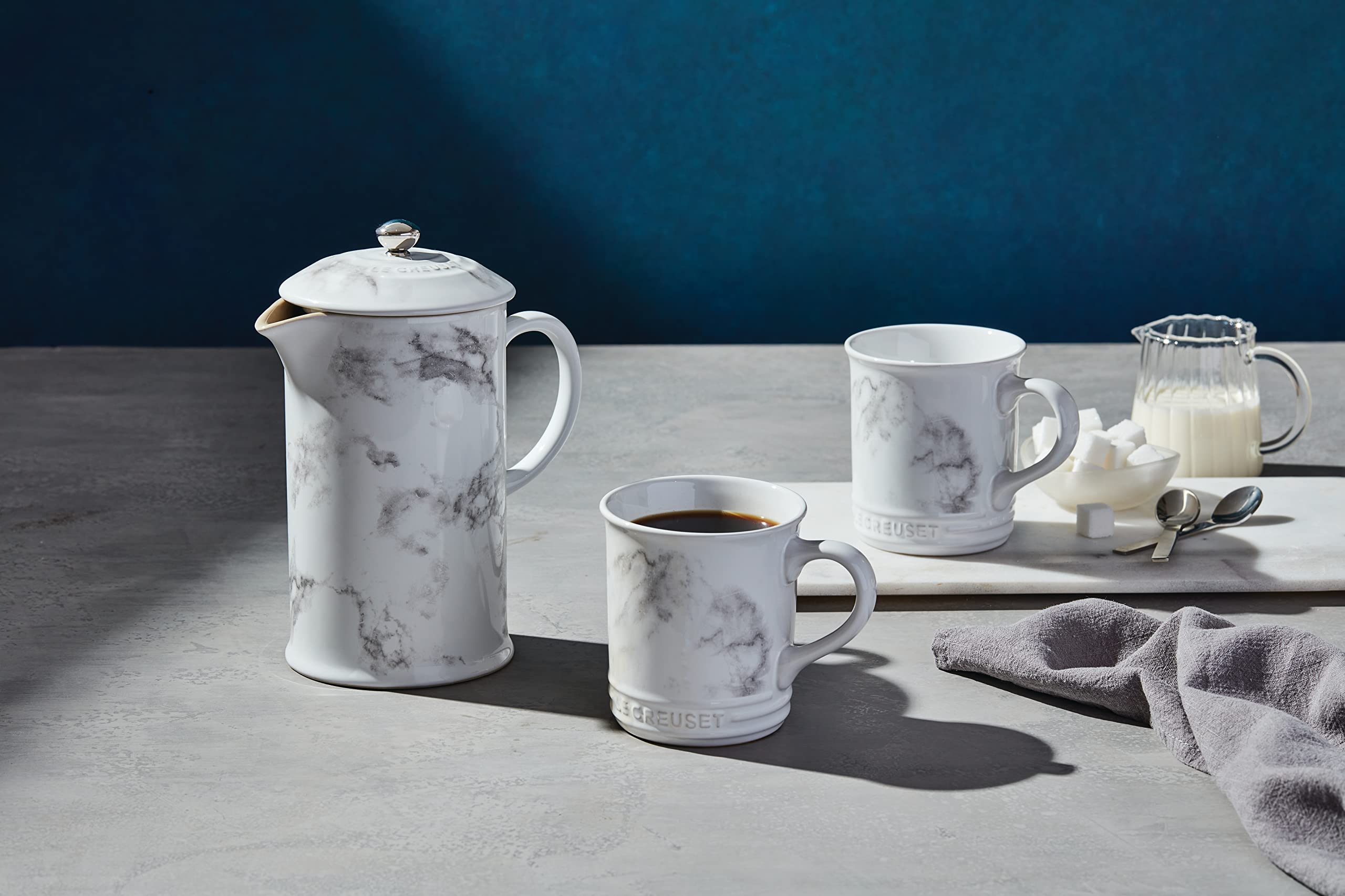 Le Creuset Prensa Francesa Marble 34oz glaseado colorido, acabado no poroso y seguro.
