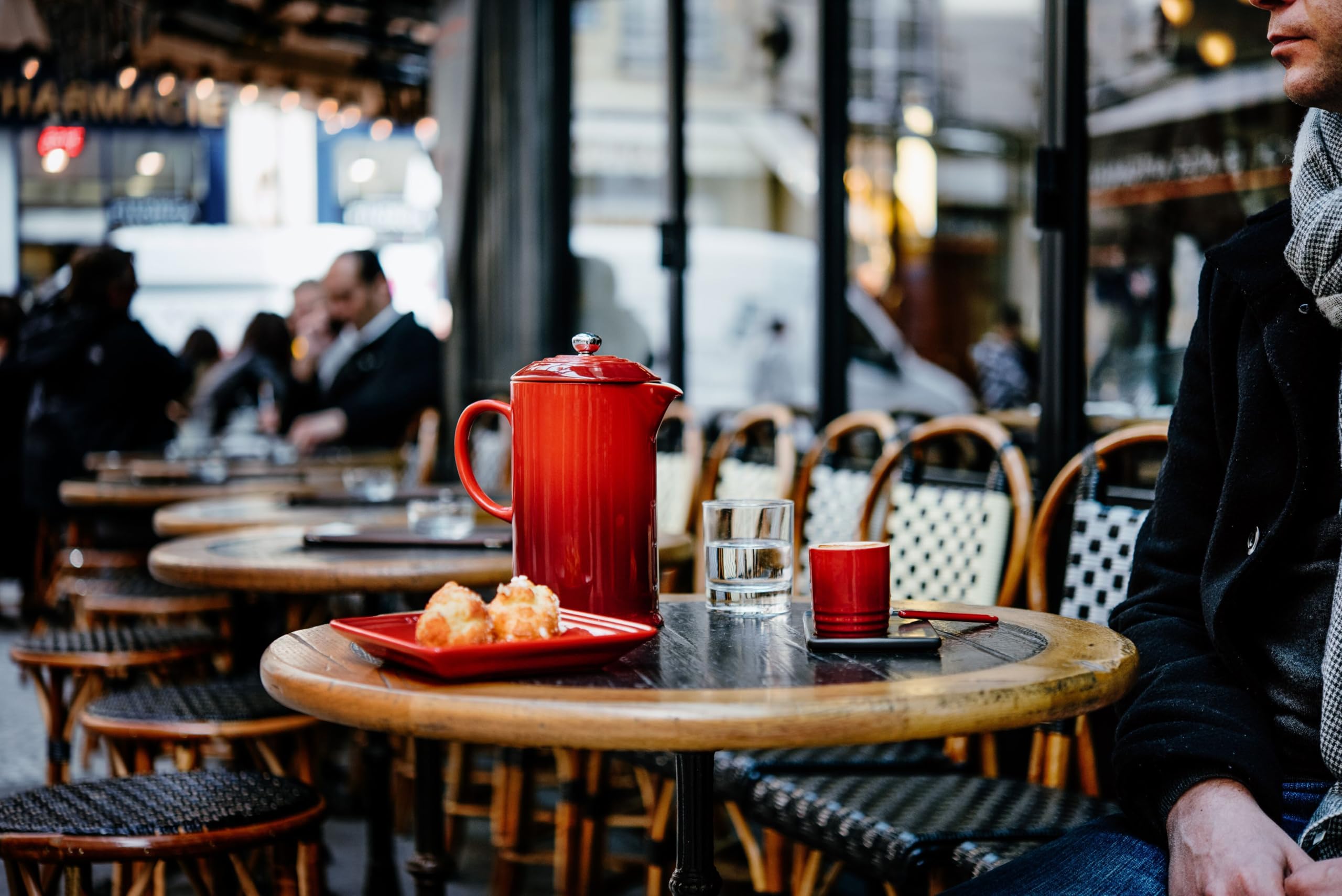 Le Creuset Prensa Francesa Marble 34oz rango de temperaturas, útil en varias preparaciones.