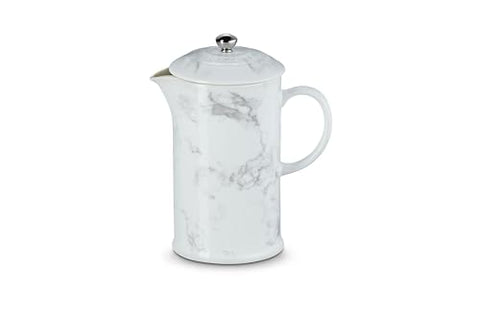 Le Creuset Prensa Francesa Marble 34oz retención térmica, mantiene la bebida caliente por más tiempo.