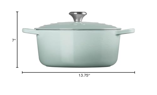 Presentación en mesa Le Creuset Sal Marina lista para servir guisos.