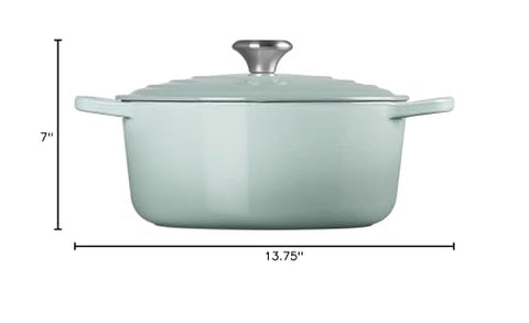 Presentación en mesa Le Creuset Sal Marina lista para servir guisos.