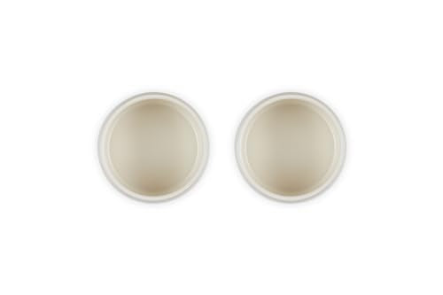 Ramequín Le Creuset de cerámica, mostrado en mesa colorida, fácil limpieza