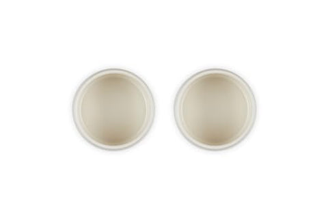 Ramequín Le Creuset de cerámica, mostrado en mesa colorida, fácil limpieza