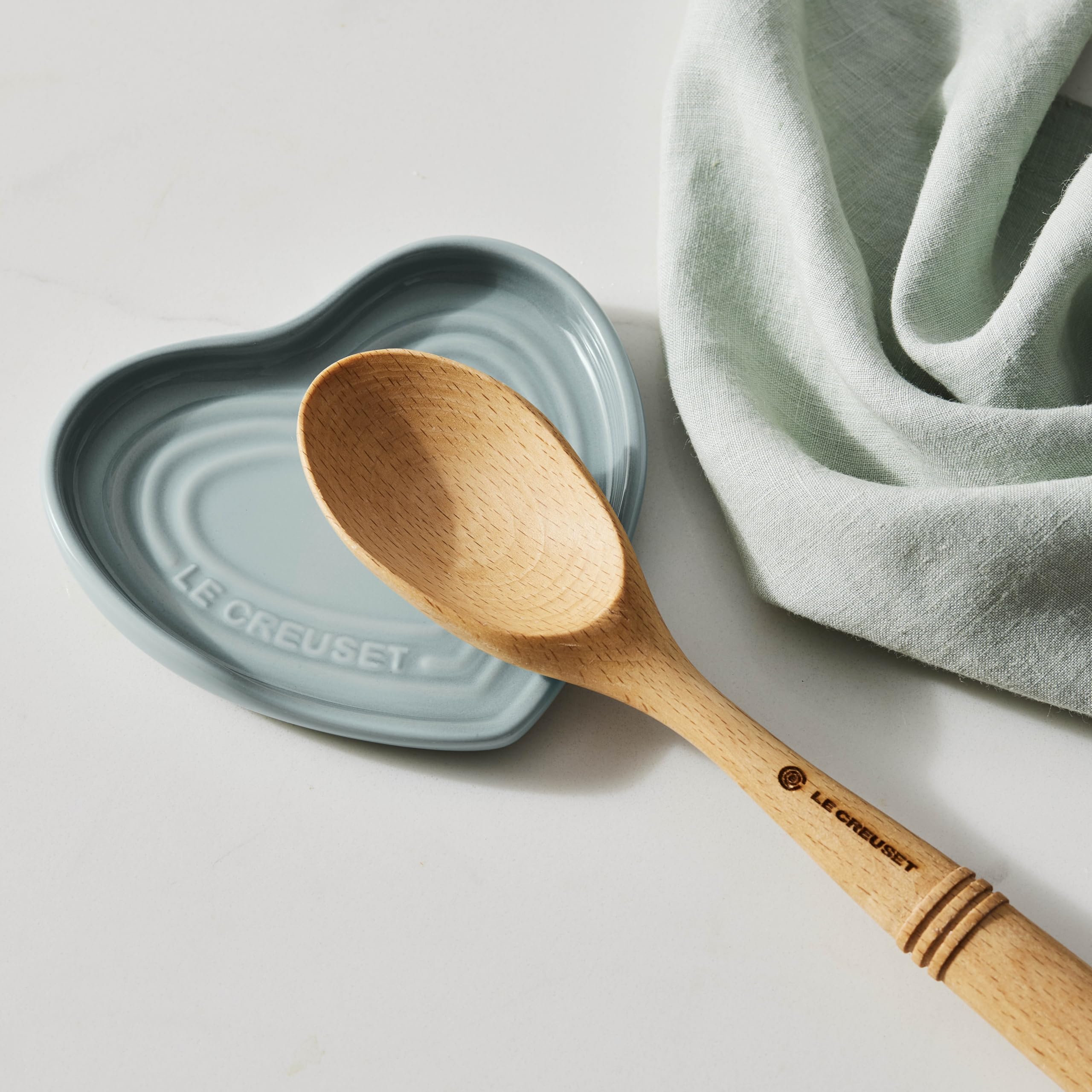 Le Creuset reposacucharas corazón cerise, apto para lavavajillas, limpieza fácil.