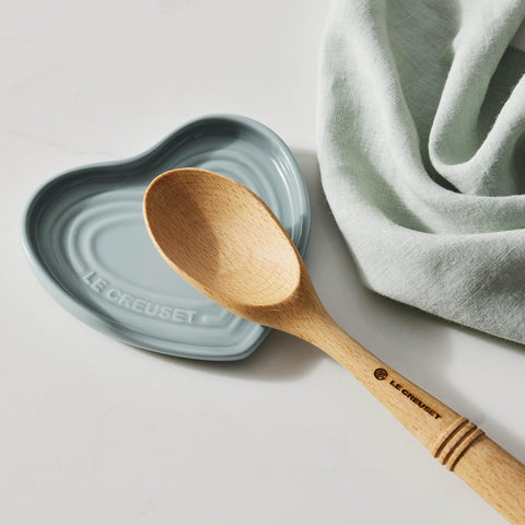 Le Creuset reposacucharas corazón cerise, apto para lavavajillas, limpieza fácil.