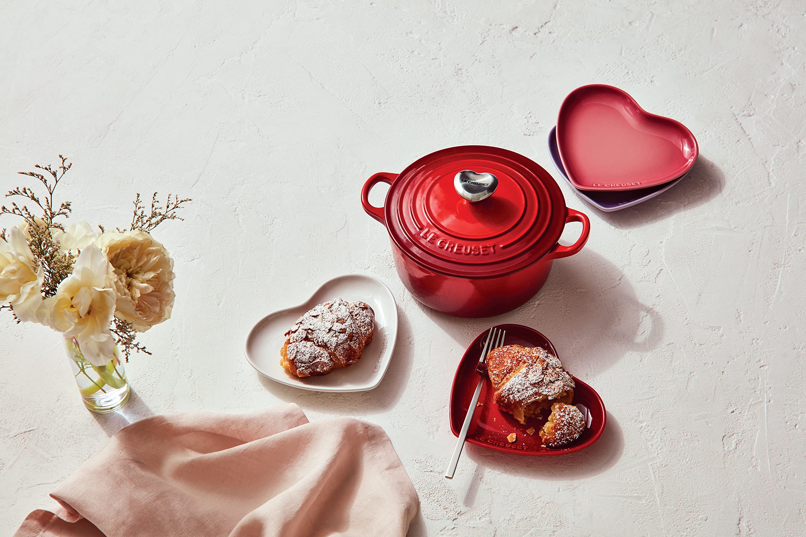 Le Creuset reposacucharas corazón cerise, superficie amplia para cucharas y espátulas.