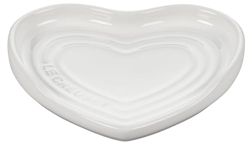 Reposacucharas Le Creuset con corazon glaseado vibrante, fácil de limpiar.