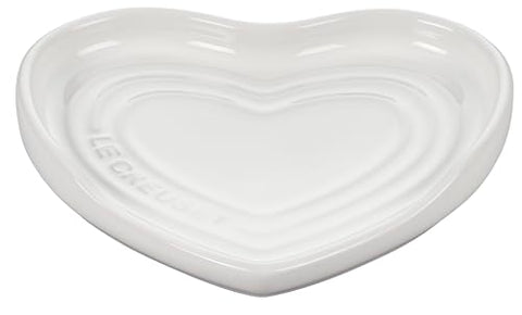 Reposacucharas Le Creuset con corazon glaseado vibrante, fácil de limpiar.