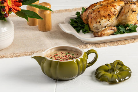 Le Creuset retención de calor mantiene la salsa caliente durante la mesa.