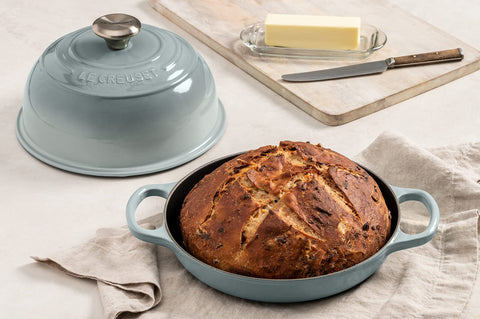 Le Creuset Revestimiento antiadherente duradero facilita desmolde y mantenimiento.