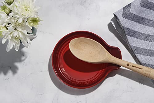 Cuchara de madera Le Creuset Revolution en uso, cómoda y precisa para mezclar y servir