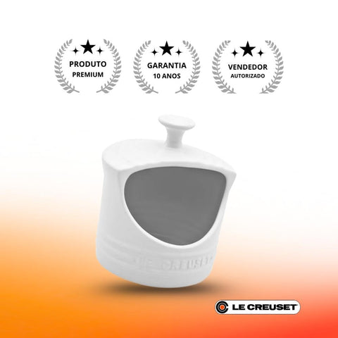 Le Creuset salero interior con glaseado casi antiadherente facilita liberar sal.